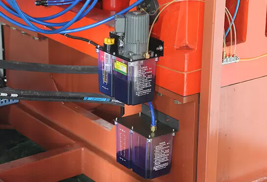 A bomba de óleo lubrificante elétrica pode injetar automaticamente óleo lubrificante regularmente e quantitativamente através do controle do computador sob a condição de controle não tripulado, o que pode fazer a rotação