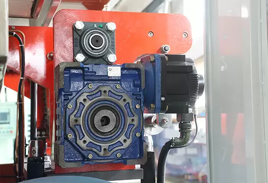 O servo motor de alimentação de folhas adota a marca YASKAWA, fabricada no Japão, a potência nominal é de 3Kw, garante uma operação estável no processo de alimentação.