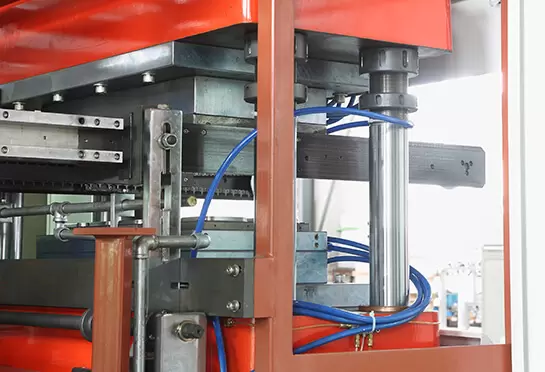 As estações de trabalho são acionadas por uma estrutura estável de quatro pilares-guia (aço GCr15, fora é cromado duro). Resistente ao desgaste e prolonga a vida útil do equipamento.