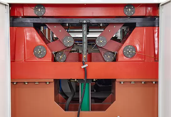 Toda a parte é acionada pelo sistema hidráulico, que é confiável e estável. O uso do interruptor de proximidade da ROCKWELL (EUA) leva a uma excelente precisão de posicionamento do molde.