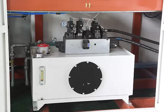 O sistema acionado hidráulico pode fornecer velocidade de movimento adequada e forte poder de perfuração.