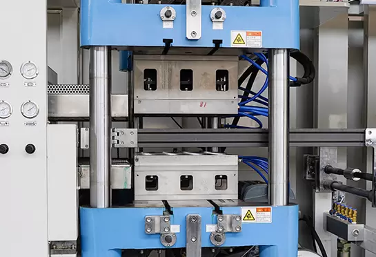 Existe um dispositivo de troca rápida de molde, que reduz extremamente o tempo de troca de molde.