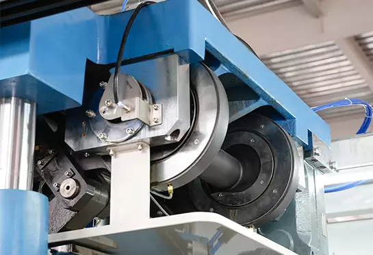 Cada estação é acionada pela estrutura de articulação excêntrica da manivela.