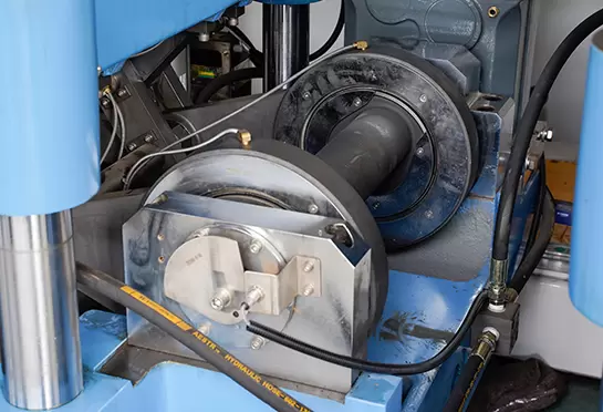 Cada estação é acionada pela estrutura de articulação excêntrica da manivela.