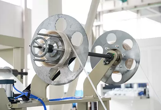 Enrolamento de material de borda: enrolamento do material de borda cortada em feixes.