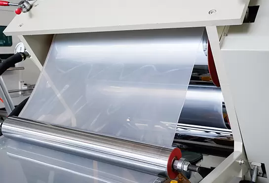 Peça de três rolos pressionando a matéria-prima extrudada pela matriz em forma de placa e resfriando para formar; três rolos são três rolos oblíquos, estrutura simples, fácil operação e manutenção.