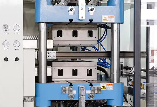 Existe um dispositivo de troca rápida de molde, que reduz extremamente o tempo de troca de molde.