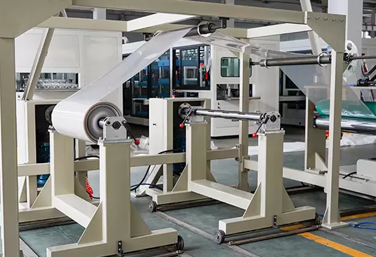 A peça de enrolamento de estação dupla adota comutação do tipo carrinho, rolo de enrolamento com eixo de gás, fácil desmontagem, alta eficiência, baixa intensidade de trabalho.