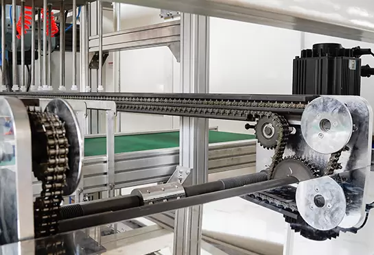 A corrente dentada feita de 65#Mn, ajudando a transportar a folha. Trilhos de alumínio com refrigeração a água, economize água.