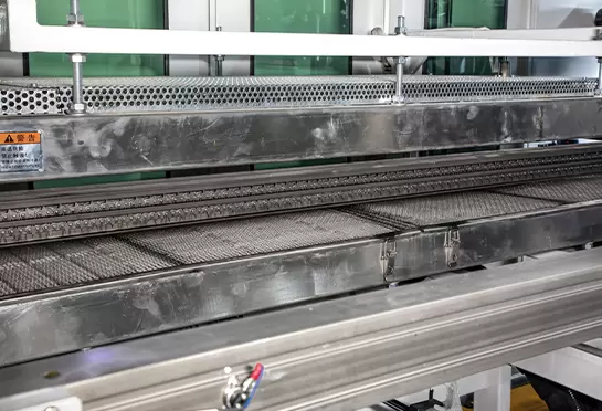 A máquina adota o sistema de temperatura PID, mostra alta precisão e tolerância de controle de temperatura ＜1℃.