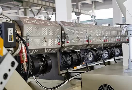 Parte de aquecimento de folha: aquecimento de material plástico; extrusão do material para o trocador de tela após a filtragem. Com dureza ideal, forte resistência à corrosão e longa vida útil.